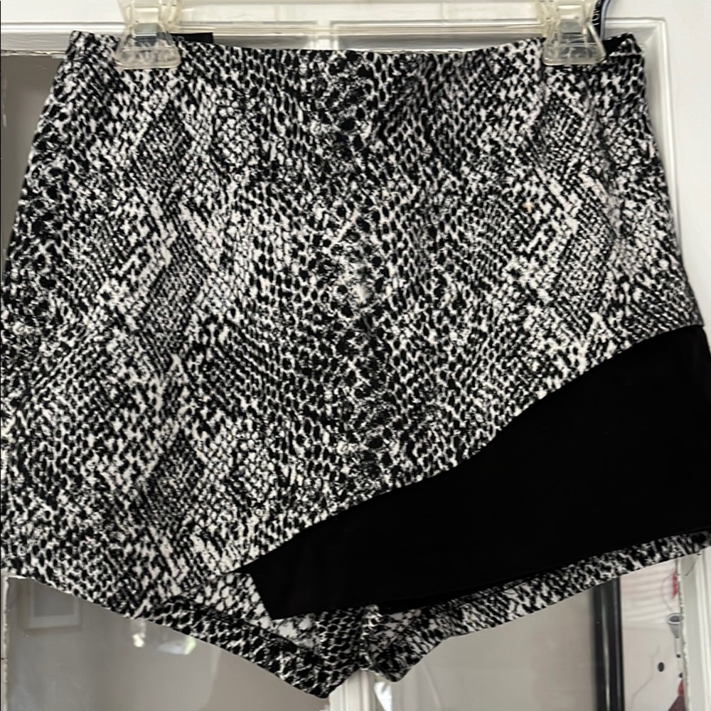 Top Shop Snake print skort! Very comfortable and good condition.